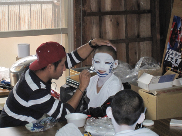 「えーかぁ。顔描いてる時は動くなよー。しゃべるなよ。笑うなよ。！・・・・・。」「笑うなっつーの！」